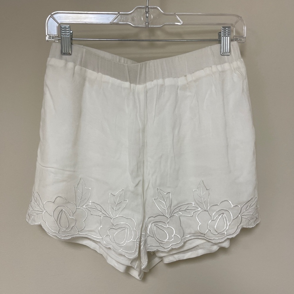 Glamorous: Womens White Floral Embroidered Scalloped Hem  Dress Shorts, Size M
